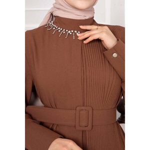 Vestido Hijab Plisado con Cuello Apedreado Marrón - Product Image 3
