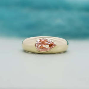 แหวนเพชรรูปหยดน้ำสีชมพู ประดับเพชรแล็บสีเหลืองทอง พร้อมใบรับรอง IGI - Product Image 1