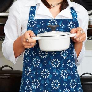 Tablier de récolte en coton biologique le plus vendu accessoire de cuisine de style sangle avec motif teint en plantes imprimé en bloc pour un usage domestique - Product Image 3