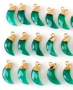 Pendentif électrolytique en laiton à caution unique fait à la main Agate mousse rare 12mm forme demi-lune gemmes coupées fabrication de bijoux pour le bouddhisme fantaisie - Product Image 4