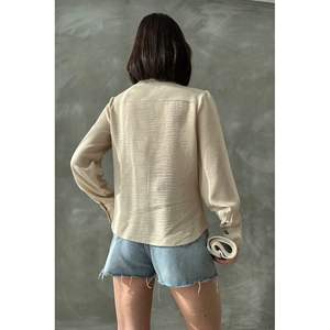 Collection en gros de chemisiers et de blouses en dentelle pour femmes - Product Image 1