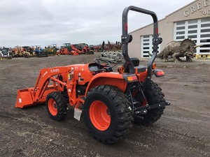 Tracteur utilitaire compact Kubota avec chargeur frontal, transmission hydrostatique, 4 roues motrices, capacité de charge - Product Image 4