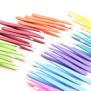 Pinzas para cejas diseñadas para mayor comodidad con una construcción liviana y un fácil manejo que reducen la fatiga de las manos durante el uso - Product Image 1