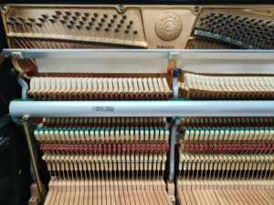 Piano droit d'occasion KAWAI BL71 du Japon avec un son chaud pour les acheteurs du monde entier - Product Image 2