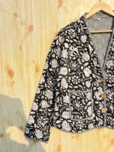 เสื้อแจ็คเก็ตผ้าฝ้ายเจอร์ซีย์พิมพ์ลายดอกไม้แบบอินเดีย ทำมือ ลายบล็อกสี เป็นมิตรกับสิ่งแวดล้อม แบบสองด้าน สไตล์โบฮีเมียน สำหรับผู้หญิง ใส่ได้ทุกฤดู - Product Image 4