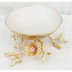 Interior recubierto de polvo de color blanco con cuenco de metal exterior chapado en oro de alta calidad con soporte de base de diseñador de flores y hojas - Product Image 1