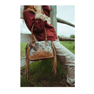 Bolsa de Viaje de Cuero Marrón Hecha a Mano de Alta Calidad Estilo Rodeo Internacional Occidental con Cierre de Cremallera Estilo Vintage Correa Única 1-1.9L - Product Image 1