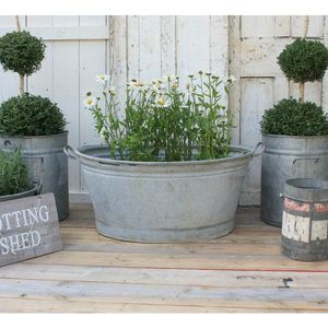 Seau à fleurs en métal galvanisé avec graphique rustique, adapté aux accents de porche et aux pots de plantes. - Product Image 4