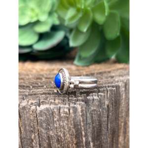 Anillo Navajo Hecho a Mano con Piedra Preciosa y Lapislázuli en Engaste de Plata de Ley, Talla 5.25, Estilo Étnico para Uso Diario y Promesas - Product Image 4