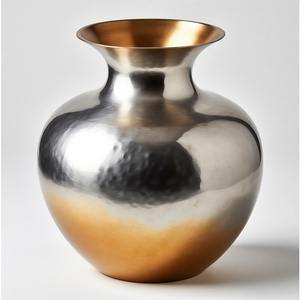 Jarrón decorativo ZincLoom Opulent Grace Tall Bronce Acabado Diseñador Jarrón de metal Exquisito acento hecho a mano para la decoración del hogar - Product Image 4