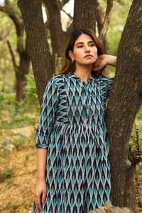 Robe bohème Indrani en pur coton tissé à la main, style Ikat, décontractée, occasionnelle, vacances, été, bleu et blanc - Product Image 2