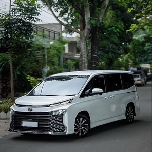 Minivan Toyota Voxy 2023 en Alta Demanda - Product Image 1