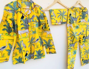 Vestido de noche de mujer con Estampado de jungla amarilla con bloque de mano lleno de sueño cómodo en este 3 piezas de ropa de noche 100% algodón - Product Image 1