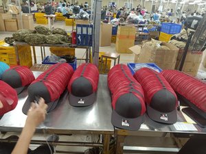 Casquette de baseball 5 panneaux haut de gamme, directement du fabricant, avec logo personnalisé en patch de silicone, visière blanche et fermeture snapback à cordon, pour la vente en gros - Product Image 6