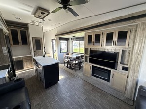 EXCELENTE, IMPECABLE, Nuevo/Usado 2021 Forest River Arctic Wolf 3550S-U-I-T-E - Product Image 4