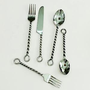 Juego de cubiertos chapados en plata de acero inoxidable, con mango de diseño circular hecho a mano, de alta calidad, para el hogar y el hotel - Product Image 2