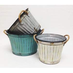 Cubo de maceta galvanizado con acabado antiguo para agregar belleza floral a entradas o patios de granja - Product Image 4