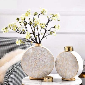 Jarrón Decorativo Moderno de Hierro para Mesa, Color Blanco de Primera Calidad, Tamaños Personalizados para Bodas y Fiestas - Product Image 5