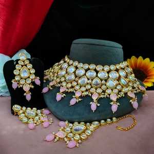 Collier de perles suspendues Kundan non coupé de haute qualité avec Maang Tikka pour les mariages Occasions festives Événements spéciaux en laiton - Product Image 5