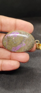 จี้ทองเหลืองทำมือ UDGEMS พลอยเพอร์เพอร์ไรต์ธรรมชาติทรงหลังเบี้ยสีม่วงและเขียว ขนาด 5-8 มม. แบบคละขนาด - Product Image 2