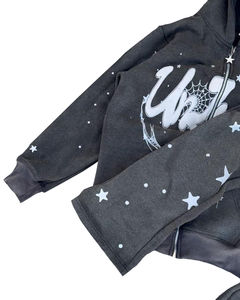 ชุดเซ็ตเสื้อฮู้ดดี้และกางเกงสเวตแพนท์ทรงโอเวอร์ไซส์ แบบซิป พร้อมลายพิมพ์พัฟฟ์ สไตล์สตรีทแวร์ ลวดลายสกรีนแบบครอปทรงบ็อกซี่  ผ่านกระบวนการฟอกสีแบบ Distressed Acid Wash - Product Image 3