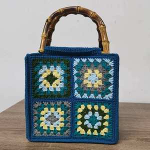 Sac fourre-tout en crochet rétro bohème fait main par un designer, fermeture à fermoirs, forme hobo, deux poignées, décoration florale géométrique de luxe - Product Image 4