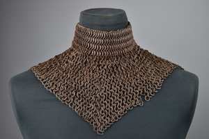 Nouvelle arrivée : Armure en maille métallique détaillée pour séances photo médiévales, offrant une texture et une profondeur de guerrier réalistes - Product Image 5