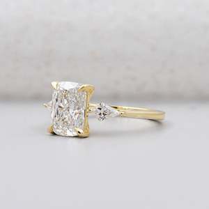 Anillo de Compromiso Certificado por IGI con Diamante de Corte Cojín y Piedra Lateral en Forma de Cometa de Oro Amarillo - Product Image 3