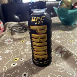 NOUVELLE BOISSON HYDRATANTE PRIME UFC 300 1 BOUTEILLE COMPLÈTE DE 16,9 FL OZ (500 ML)  PRIME Hydration USA Édition UFC 300 Boisson Sportive 500ml - Product Image 1