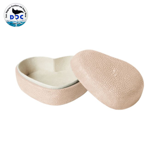 กล่องเก็บเครื่องประดับกำมะหยี่คุณภาพสูง DPC แบบกำหนดเอง ลายหัวใจหนังแก้วเทียม รุ่น 0006 จากเวียดนาม - Product Image 2