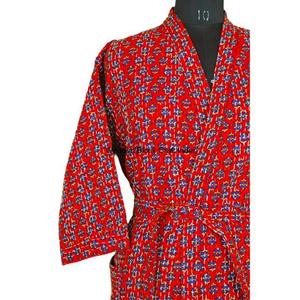 Chaqueta de Invierno Reversible Acolchada de Algodón Orgánico Kantha Hecha a Mano en India, Transpirable y Ecológica para Mujer, con Estampado Floral y Cinturón - Product Image 4