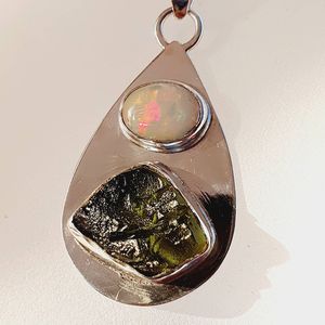 Pendentif en moldavite et opale véritable fait à la main en argent sterling Bijoux de combinaison unique en moldavite - Product Image 3