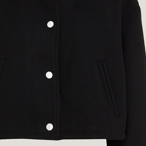 Chaqueta Bomber Urbana Clásica Unisex Negra con Ribete Blanco, Estilo Varsity Extra Grande, Prenda Exterior Icónica de Estilo Urbano Vintage - Product Image 3