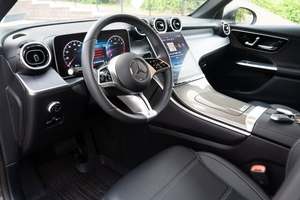 Mercedes-Benz GL C 300 4MATIC 2024 Noir Propre avec Jantes en Alliage Sièges en Cuir Système de Navigation Démarrage à Distance Toit Ouvrant - Product Image 5