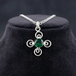 Collier avec pendentif en pierre précieuse émeraude verte de forme ronde naturelle, élégant et rêveur, chaîne bicolore pour femmes et hommes, bijoux faits à la main - Product Image 4