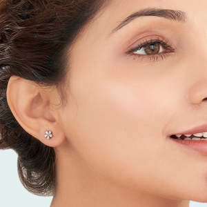 Pendientes de Diamantes en Oro Amarillo Floret Radiance para Mujer - Product Image 2