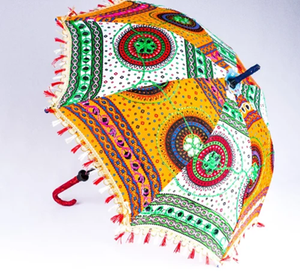 Sombrilla Rajasthani con estampado bandhani en amarillo, azul y verde, adornada con espejos decorativos, ribete colorido, disponible a precios de mayoreo - Product Image 3