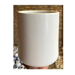 La maceta de cerámica neutra con curvas sutiles y un esmalte suave ofrece un acento atemporal para decorar casas con verduras de hoja verde - Product Image 5