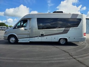 Autocaravana L-e-i-s-u-r-e T-r-a-v-e-l Serenity 24CB usada del 2017, lista para vender - Product Image 4