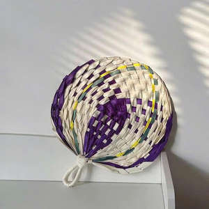 Abanico Redondo de Mimbre Tejido a Mano de Calidad, Diseño de Hojas de Palma Coloridas, Decoración Tradicional para el Hogar, Ecológico, Refrescante para el Verano - Product Image 2