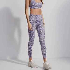 Conjunto de yoga con estampado de leopardo personalizado OEM, Sujetador deportivo de 2 piezas y mallas de cintura alta para mujer - Product Image 2