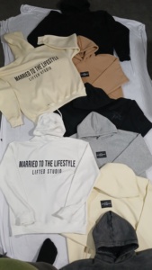 เสื้อฮู้ดสีม่วงอบอุ่นสำหรับฤดูหนาวมีกระเป๋าด้านหน้าผ้าขนแกะหนาและมีฮู้ดแบบรูดปรับได้เพื่อความสบาย - Product Image 6