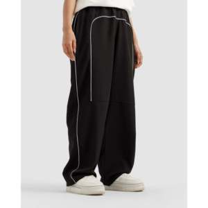 Pantalones Deportivos Unisex Tech Leisure, Corte Relajado, Color Negro, Transpirables, 100% Poliéster con Detalle de Ribete Distintivo - Product Image 4