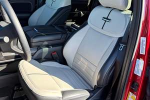 Ford F-150 Lightning Platinum 2024 Usada, Motor Dual, Tracción en las Cuatro Ruedas, Batería de Rango Extendido, Rojo Metálico Rápido - Product Image 5