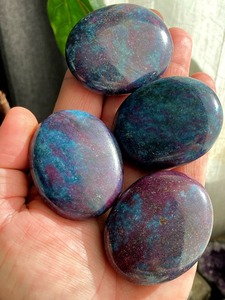 หินรูบี้ไคยาไนต์คุณภาพพรีเมียม สำหรับนวดบำบัดเรกิ รูปทรงปาล์มสโตน งานแฮนด์เมดจากอินเดีย - Product Image 3