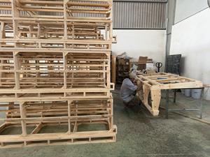 Sofá Clásico de Tres Plazas de Cuero Genuino con Brazos Enrollados y Adornos de Tachuelas, Muebles Tradicionales para Sala de Estar de Hotel - Product Image 4