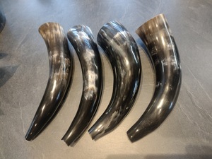 Cuerno Nórdico Pulido Ecológico de Cuerno de Búfalo Natural con Correas de Cuero - Estilo Feng Shui y Religioso - Product Image 2