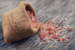 Suministro a granel tallado Natural de sal rosa del Himalaya vietnamita para cocinar, masajes, spa y artesanías decorativas en estilo amoroso - Product Image 2