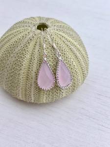 Boucles d'oreilles délicates en quartz rose en forme de goutte, roses, minimalistes, 15 mm, avec fil d'oreille en argent sterling 925, cadeau pour petite amie, douceur - Product Image 2