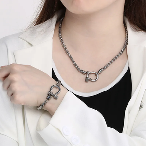Ensemble de bijoux de mode pour femmes en acier inoxydable avec bracelet et collier au design géométrique pour des looks classiques modernes et décontractés - Product Image 2